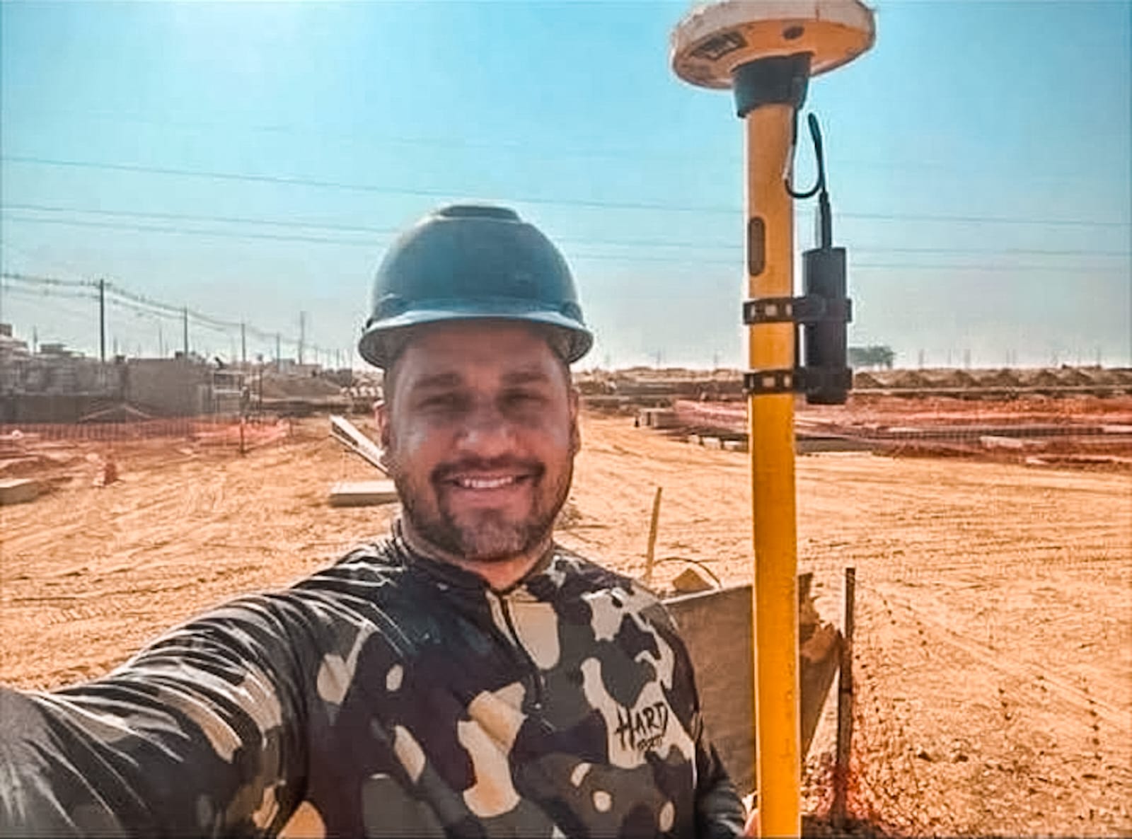 Responsável técnico da Biomazon em campo com equipamento de topografia